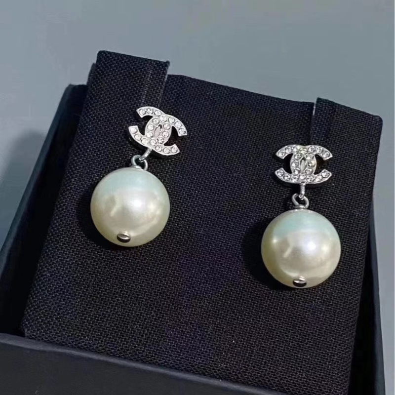 Chanel 經典款垂吊珍珠 銀色水鑽Logo耳環-3