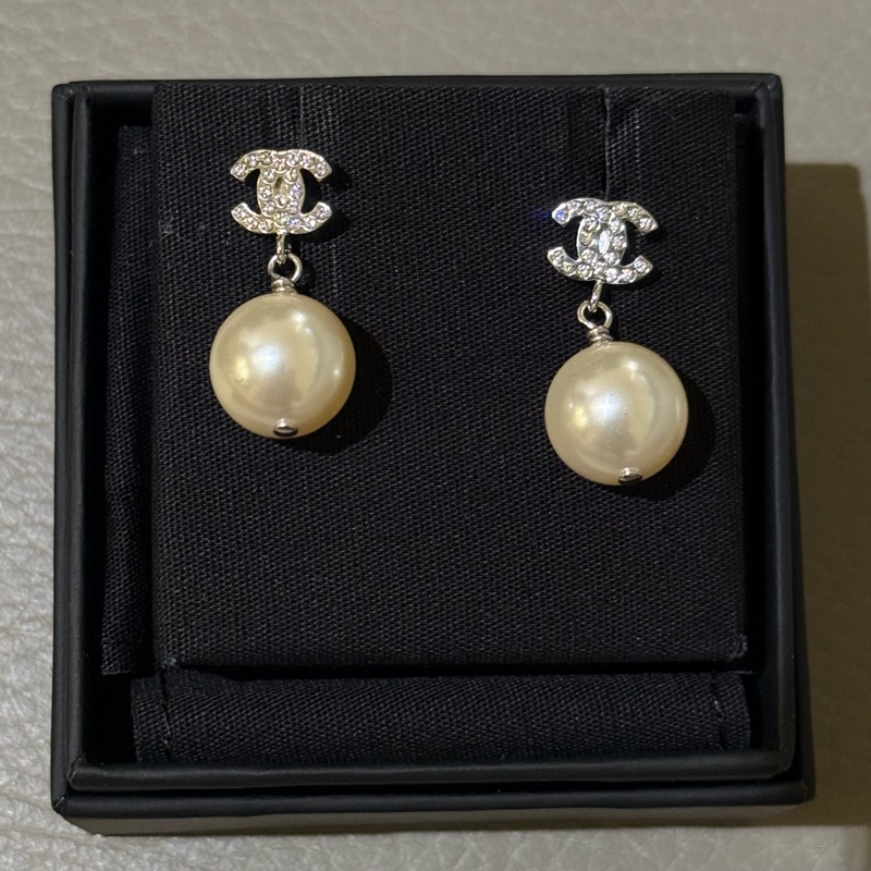 Chanel 經典款垂吊珍珠 銀色水鑽Logo耳環-4