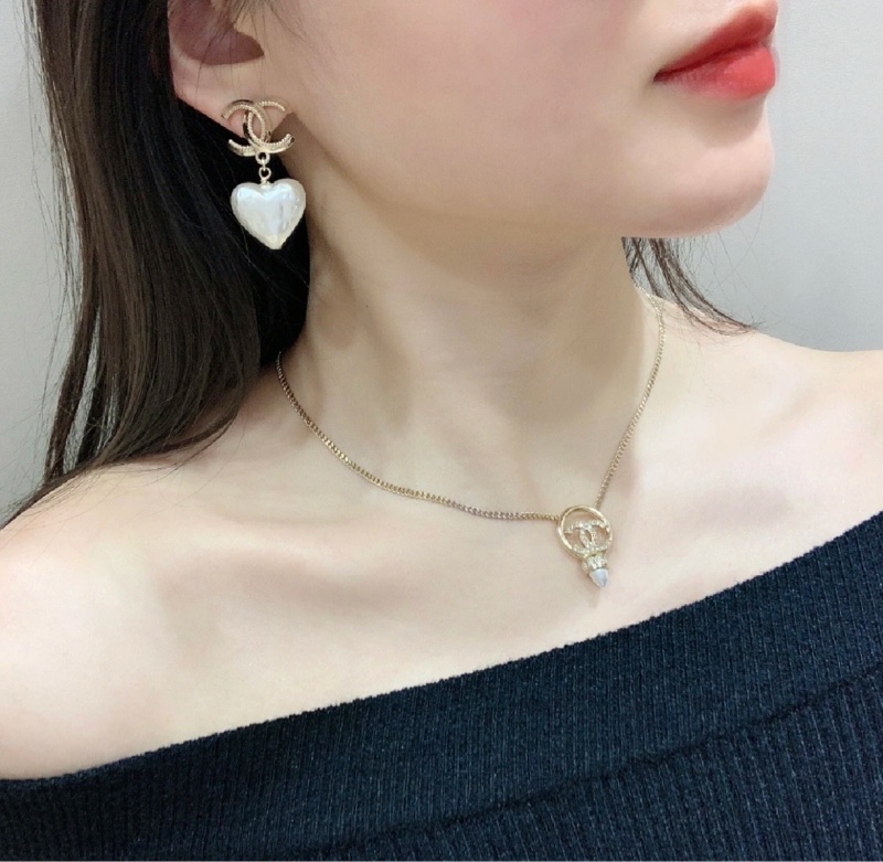 Chanel 垂吊心型 Logo耳環-4