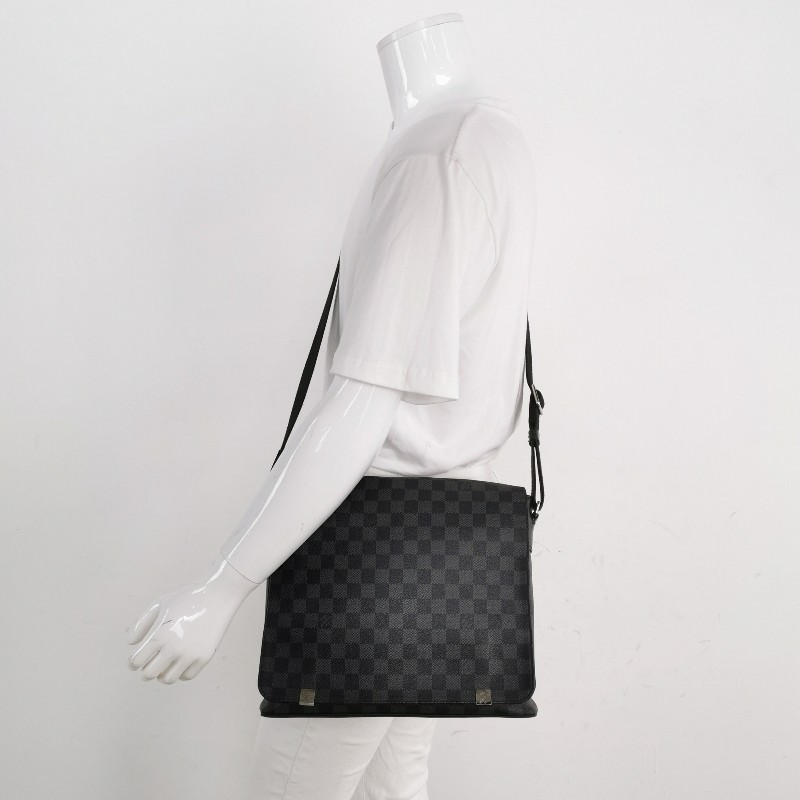 Louis Vuitton N41029 DISTRICT 黑色棋盤格肩背包 斜背包-1