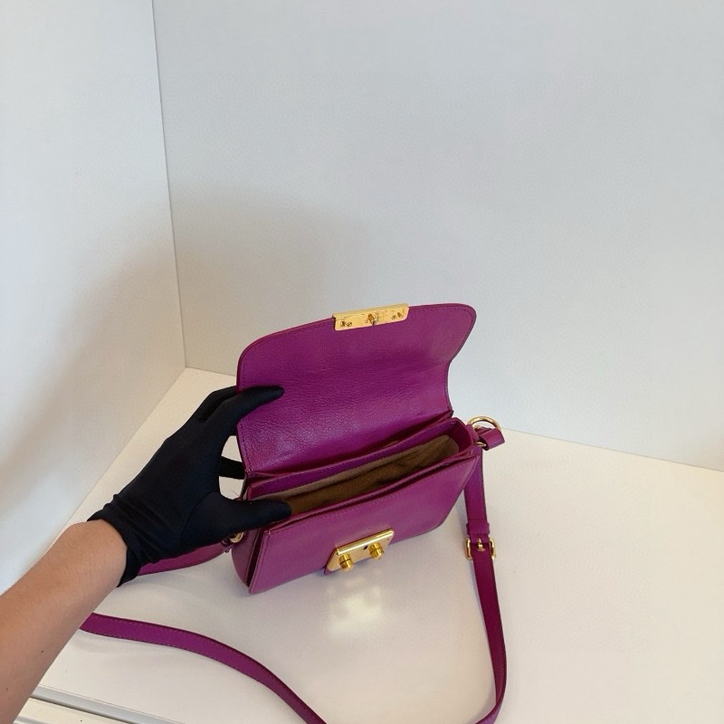 MiuMiu繆繆 海葵紫 牛皮豬鼻子金扣手提包 肩背包斜背包 郵差包-1