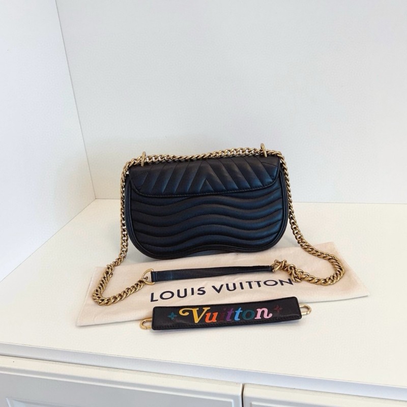 LV路易威登 限量徽章款📀黑金New Wave屁桃鏈條包 中號-2
