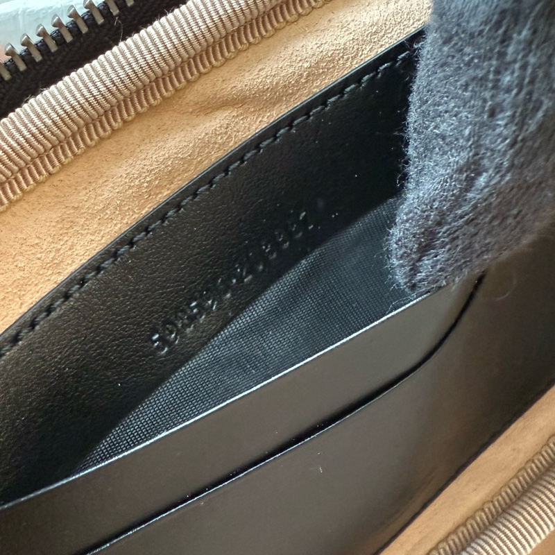 Gucci 黑色愛心拉鍊WOC-12