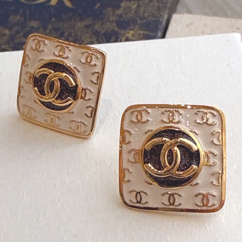 CHANEL 白琺瑯方形金色Logo耳環-1