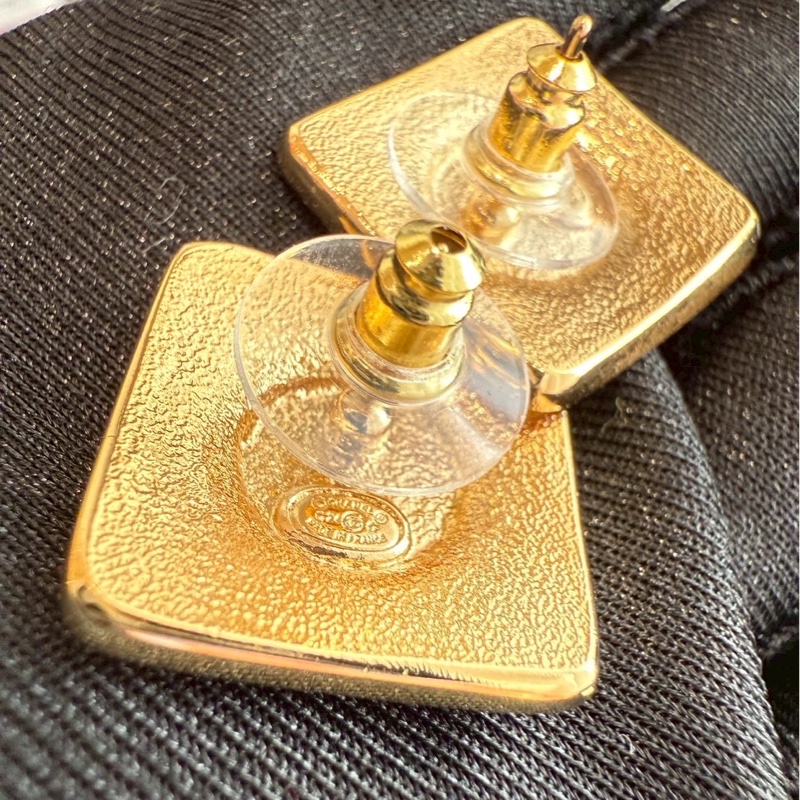 CHANEL 白琺瑯方形金色Logo耳環-2