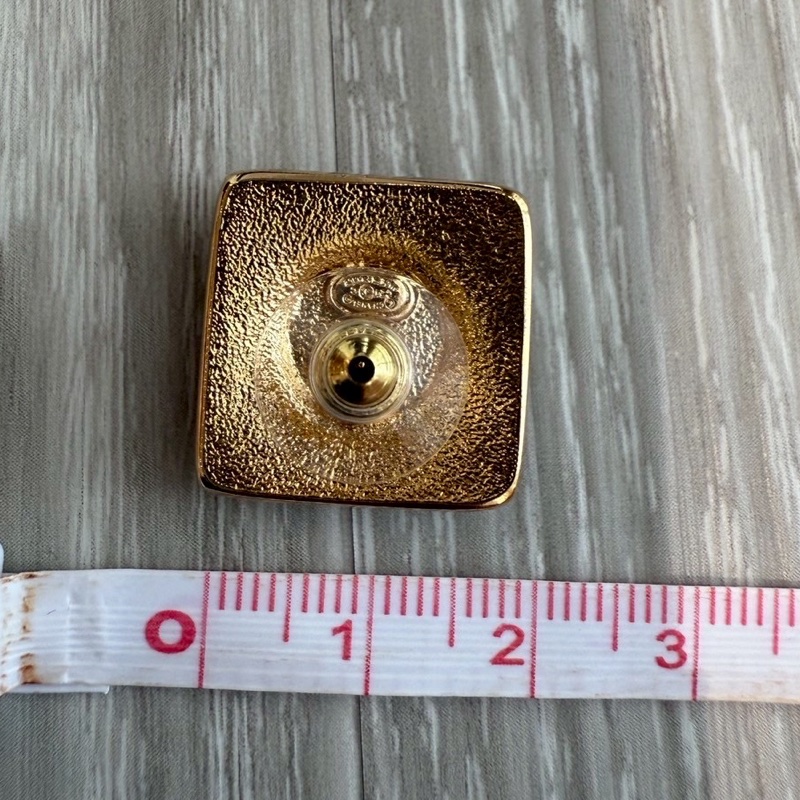 CHANEL 白琺瑯方形金色Logo耳環-4