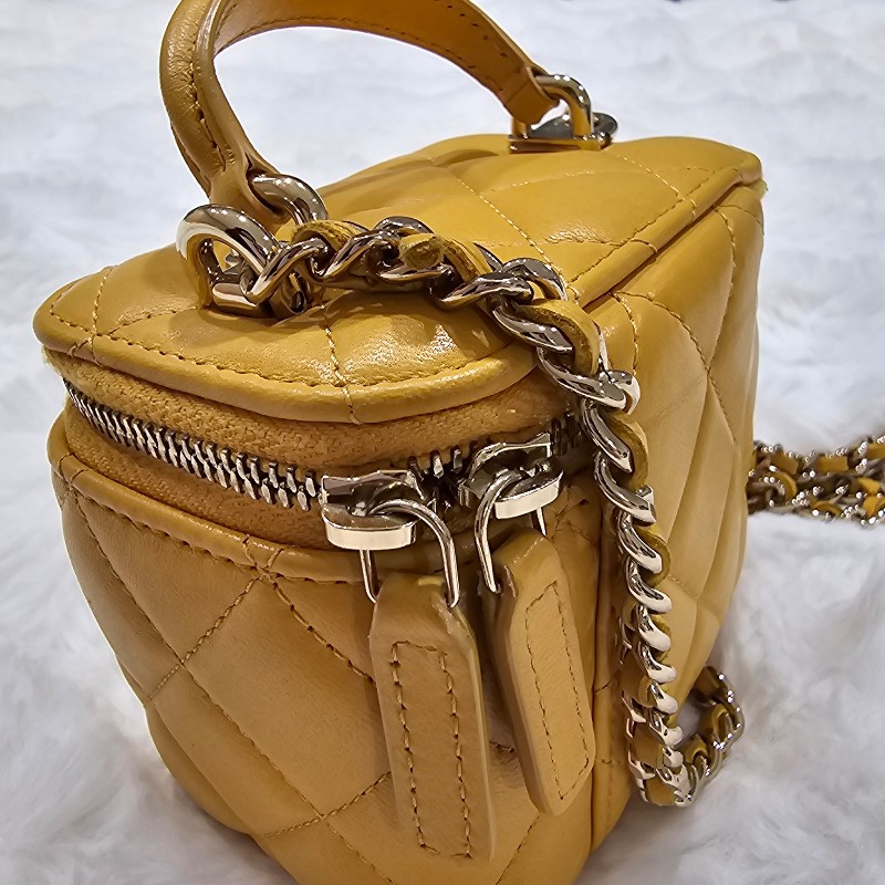 Chanel 香奈兒黃色小化妝包淡金鍊羊皮帶鏡 mini vanity case-4