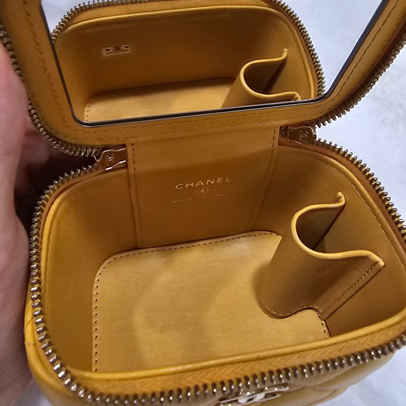 Chanel 香奈兒黃色小化妝包淡金鍊羊皮帶鏡 mini vanity case-11