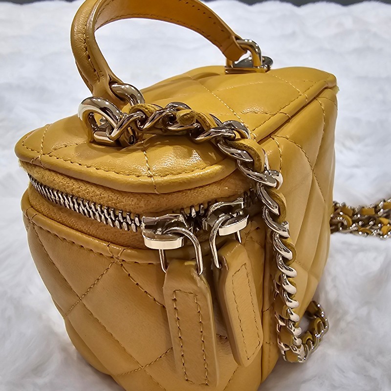 Chanel 香奈兒黃色小化妝包淡金鍊羊皮帶鏡 mini vanity case-12