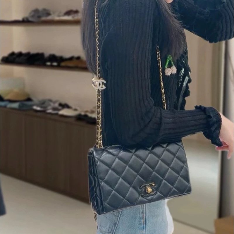 CHANEL24a黑色菱格紋琺瑯扣皮穿鏈23*14*7 全新閒置配件盒子塵袋-1