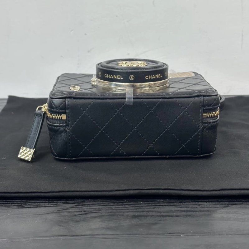 CHANEL 24s秀款黑金菱格鏡子相機包 16*11*6 全新閒置配件塵袋-6