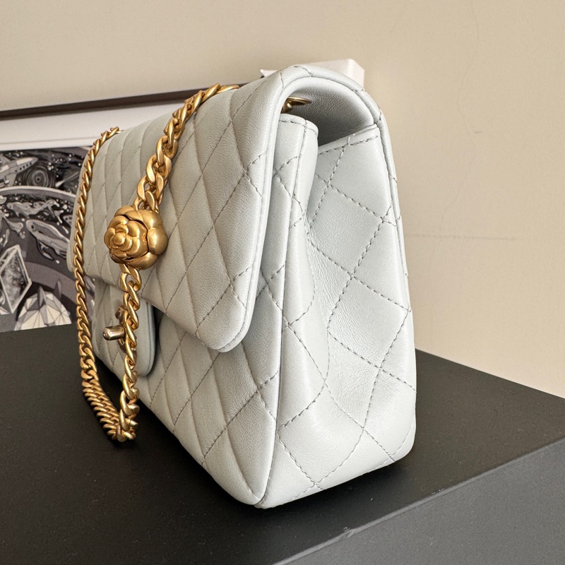 CHANEL 山茶花調節 淺灰藍色 羊皮菱格紋 肩背包-6