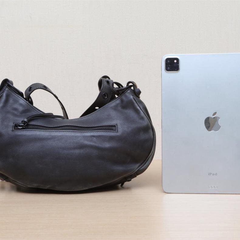 Le Cagole 機車月牙包 字母掛件 小號 黑色 皮革C-1