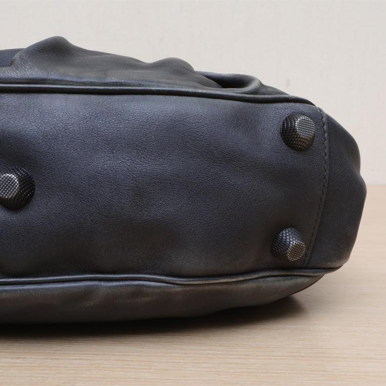 Le Cagole 機車月牙包 字母掛件 小號 黑色 皮革C-3