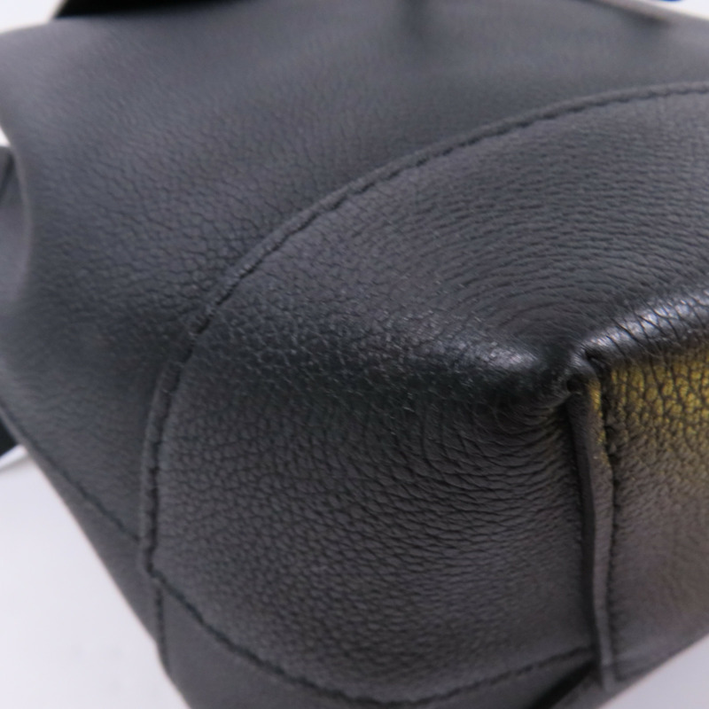 LOUIS VUITTON 牛皮皮革Lock Me Backpack銀扣背包-6