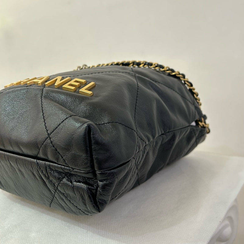 Chanel黑羊皮金釦22Bag mini-5