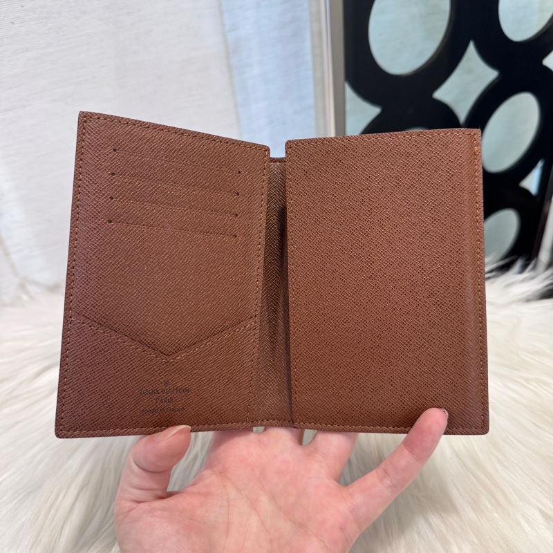 LV 老花護照夾 晶片款 近全新-2