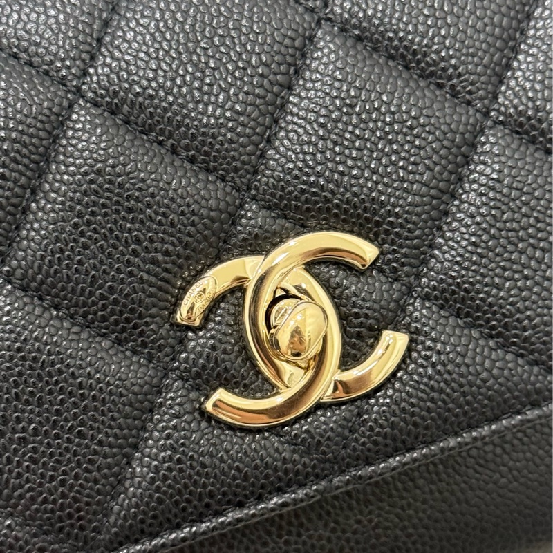 CHANEL CC logo 黑金荔枝皮 小號郵差包 口蓋包 掀蓋郵差包-4