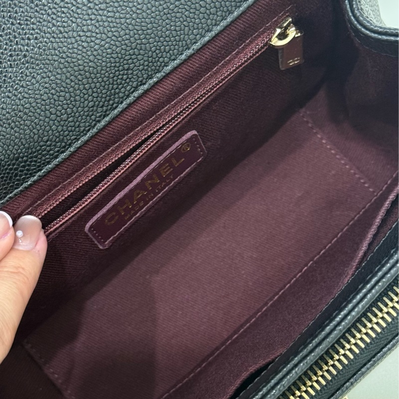 CHANEL CC logo 黑金荔枝皮 小號郵差包 口蓋包 掀蓋郵差包-8