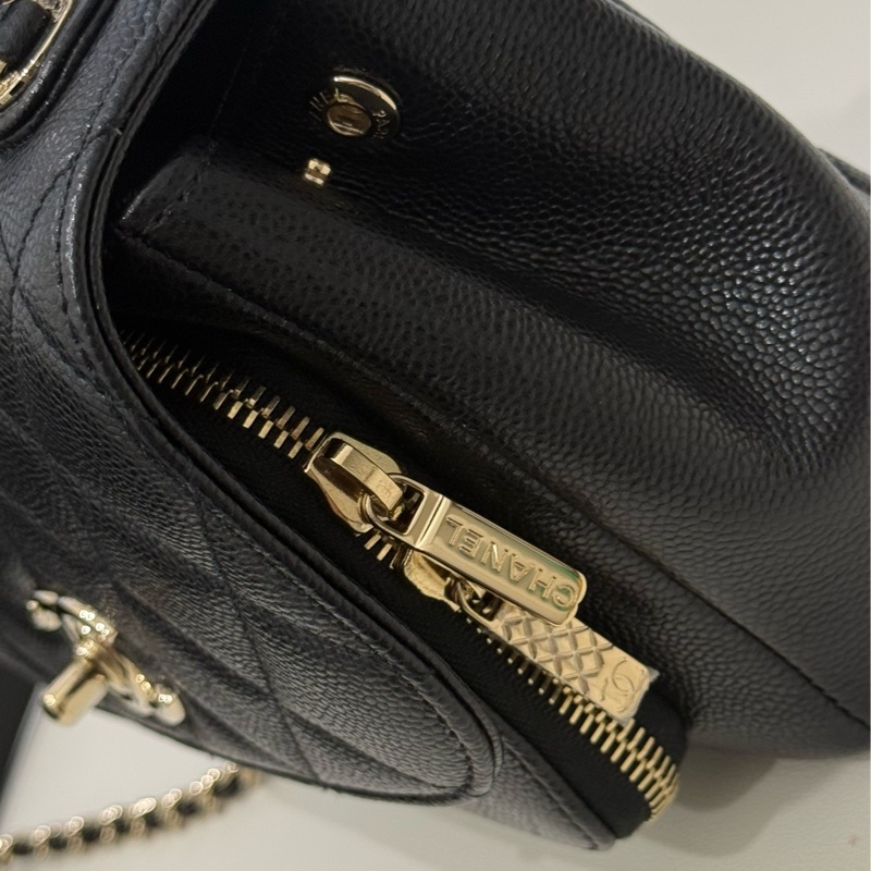 CHANEL CC logo 黑金荔枝皮 小號郵差包 口蓋包 掀蓋郵差包-9