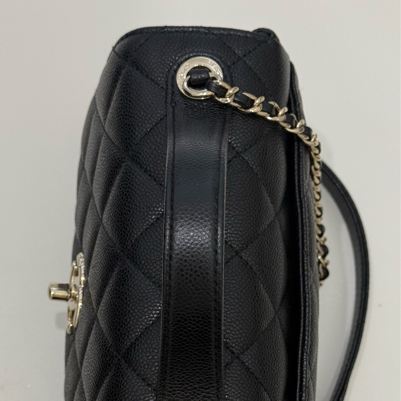 CHANEL CC logo 黑金荔枝皮 小號郵差包 口蓋包 掀蓋郵差包-10