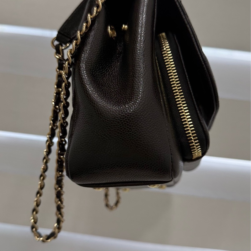 CHANEL CC logo 黑金荔枝皮 小號郵差包 口蓋包 掀蓋郵差包-12