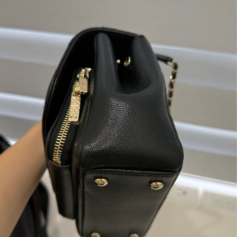 CHANEL CC logo 黑金荔枝皮 小號郵差包 口蓋包 掀蓋郵差包-13