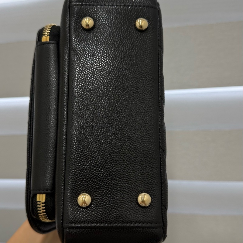 CHANEL CC logo 黑金荔枝皮 小號郵差包 口蓋包 掀蓋郵差包-14