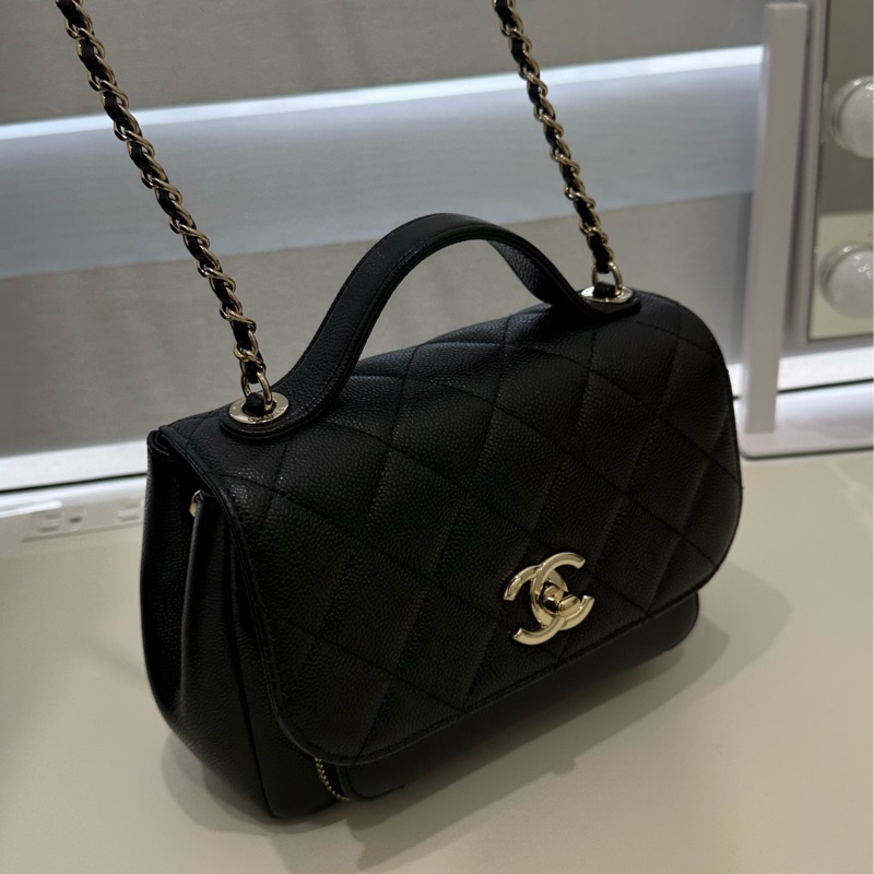 CHANEL CC logo 黑金荔枝皮 小號郵差包 口蓋包 掀蓋郵差包-15
