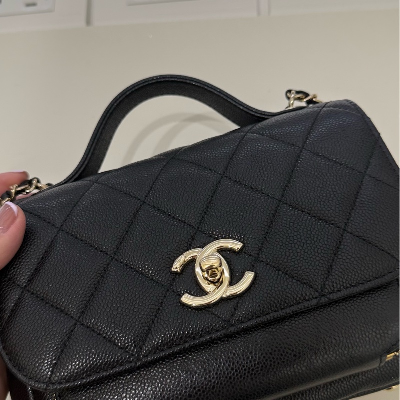 CHANEL CC logo 黑金荔枝皮 小號郵差包 口蓋包 掀蓋郵差包-16