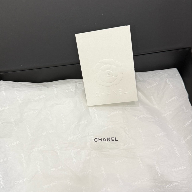 CHANEL CC logo 黑金荔枝皮 小號郵差包 口蓋包 掀蓋郵差包-17