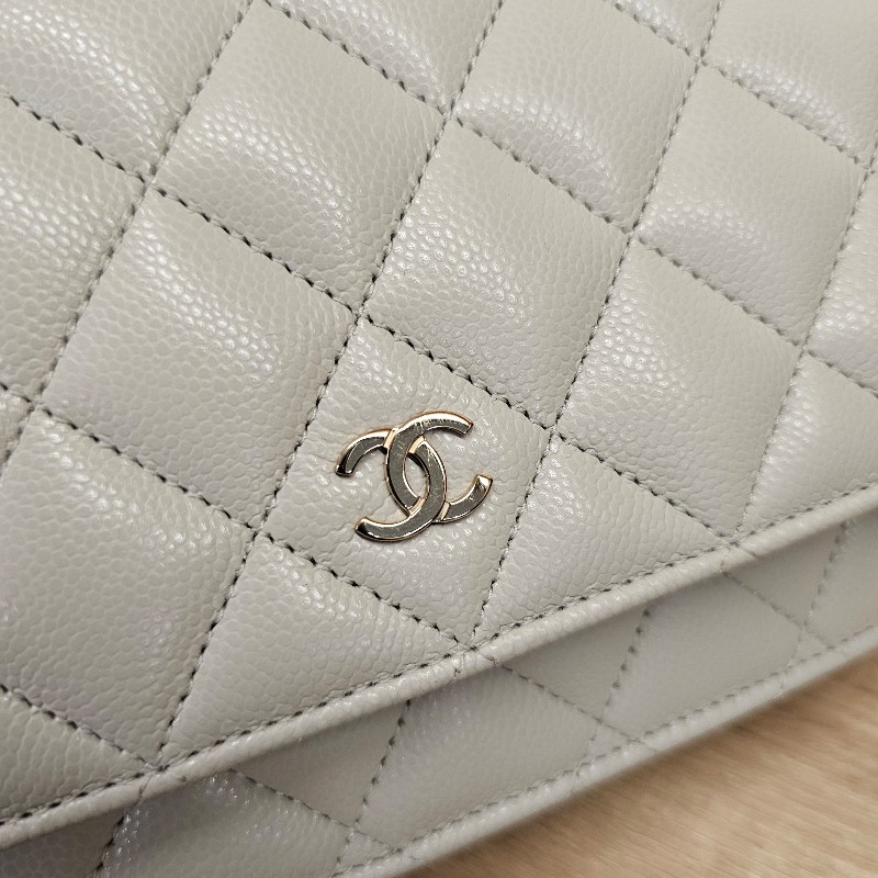 [出清回饋❣️] Chanel香奈兒 淺灰荔枝皮淡金釦斜背WOC-8