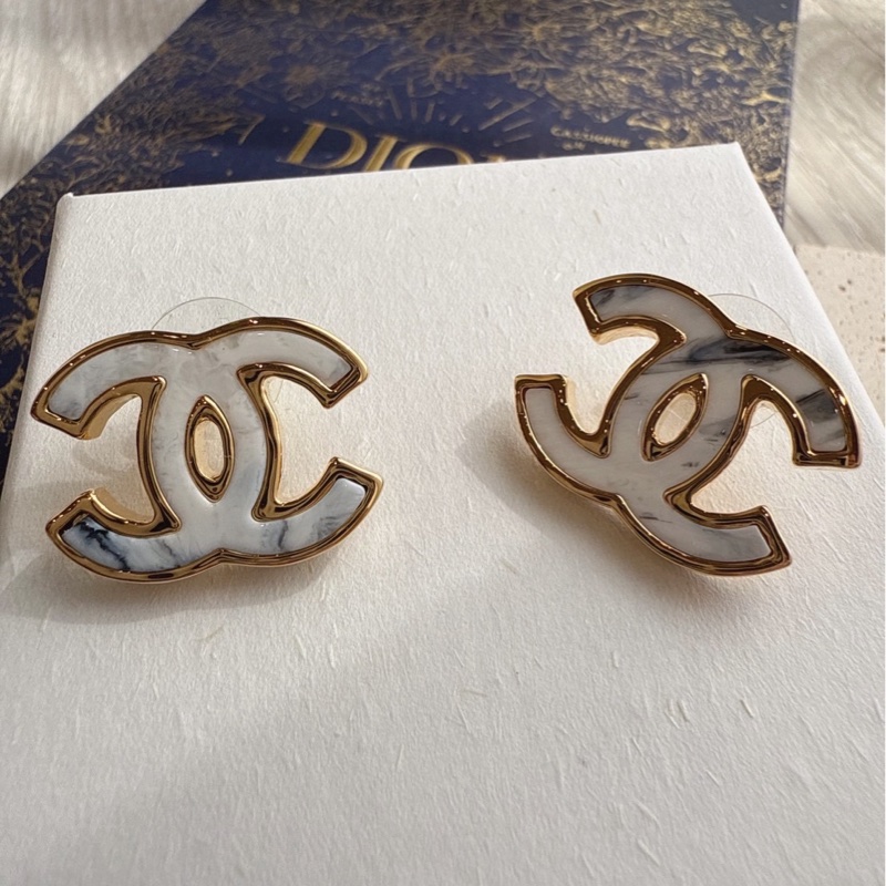CHANEL 白色琺瑯雙C logo耳環-1