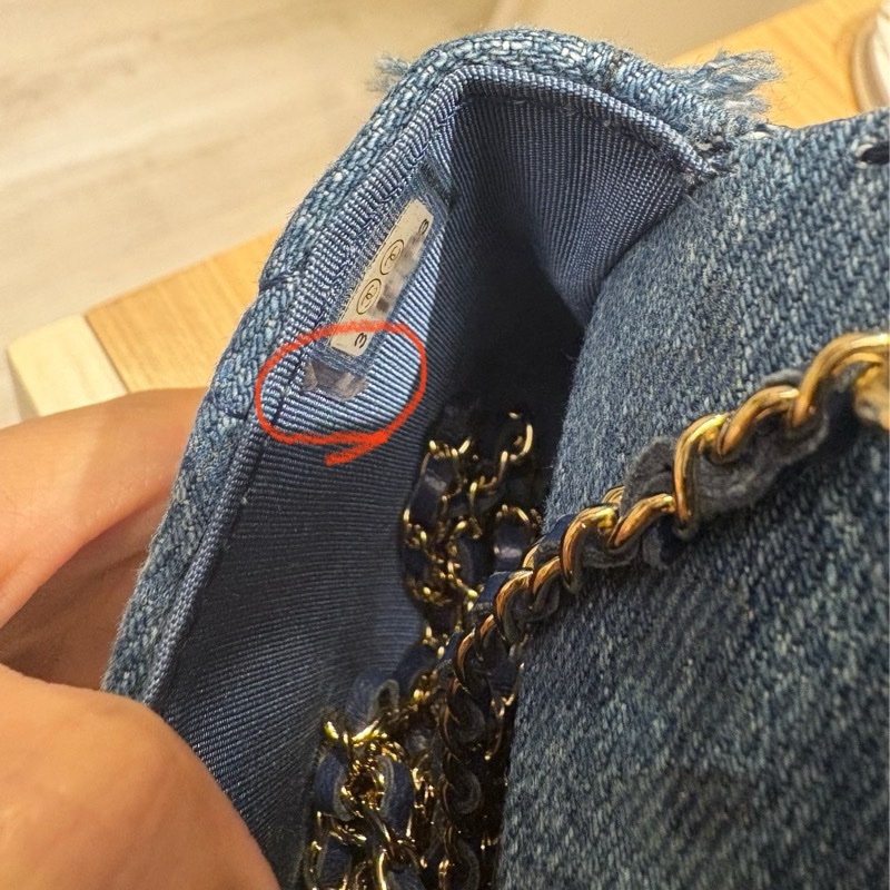 Chanel牛仔塗鴉迷你小包-5