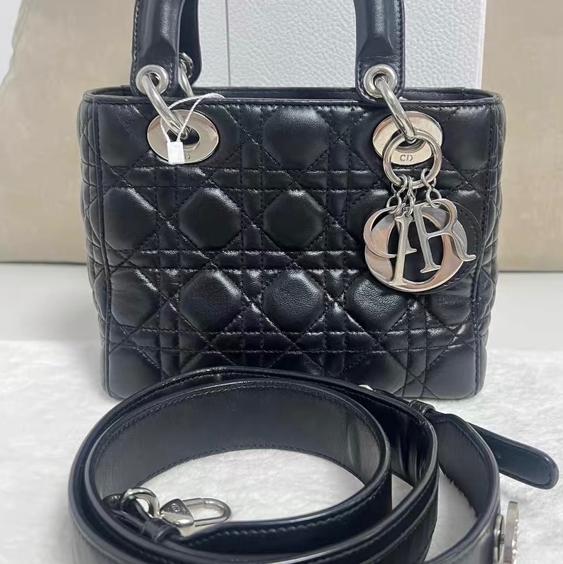 迪奧 黑銀四格戴妃包 小羊皮菱格紋 尺寸20*17cm 徽章寬肩帶 手提斜挎 經典百搭款 16年-0