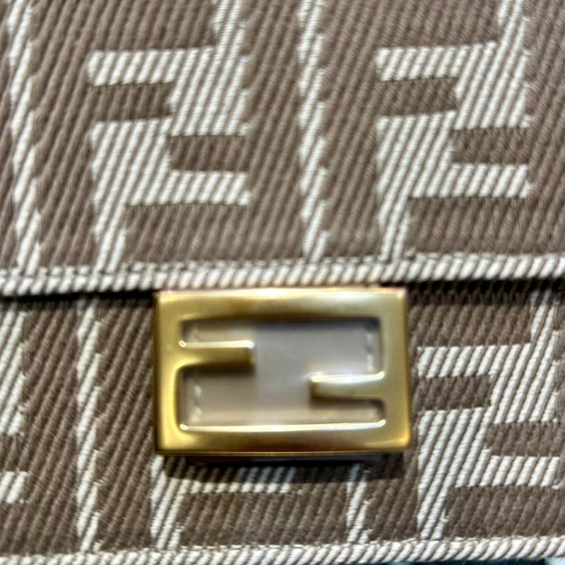 🎉新品好折扣✨Fendi 8M0498 FF 緹花貝貴 Baguette WOC 鏈帶皮夾 米色-1