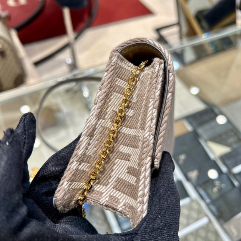 🎉新品好折扣✨Fendi 8M0498 FF 緹花貝貴 Baguette WOC 鏈帶皮夾 米色-4