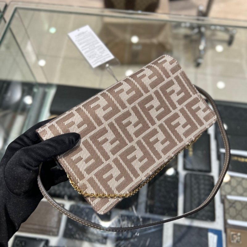 🎉新品好折扣✨Fendi 8M0498 FF 緹花貝貴 Baguette WOC 鏈帶皮夾 米色-5