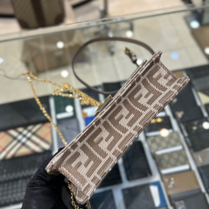 🎉新品好折扣✨Fendi 8M0498 FF 緹花貝貴 Baguette WOC 鏈帶皮夾 米色-6