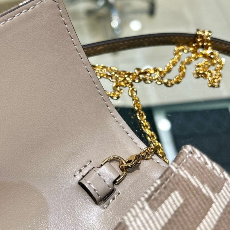 🎉新品好折扣✨Fendi 8M0498 FF 緹花貝貴 Baguette WOC 鏈帶皮夾 米色-10