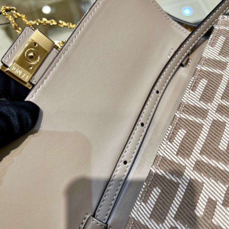 🎉新品好折扣✨Fendi 8M0498 FF 緹花貝貴 Baguette WOC 鏈帶皮夾 米色-12