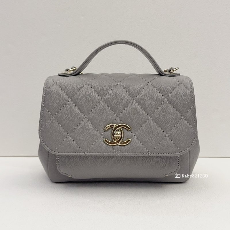 Chanel包包 灰荔枝牛皮淡金扣郵差斜背包A93749-0