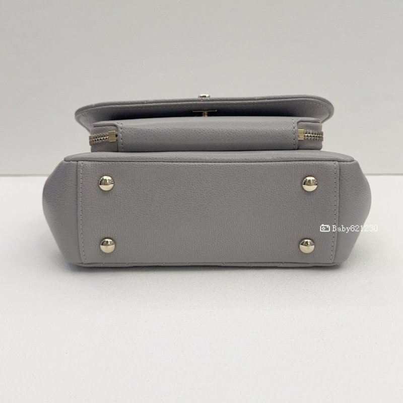 Chanel包包 灰荔枝牛皮淡金扣郵差斜背包A93749-2