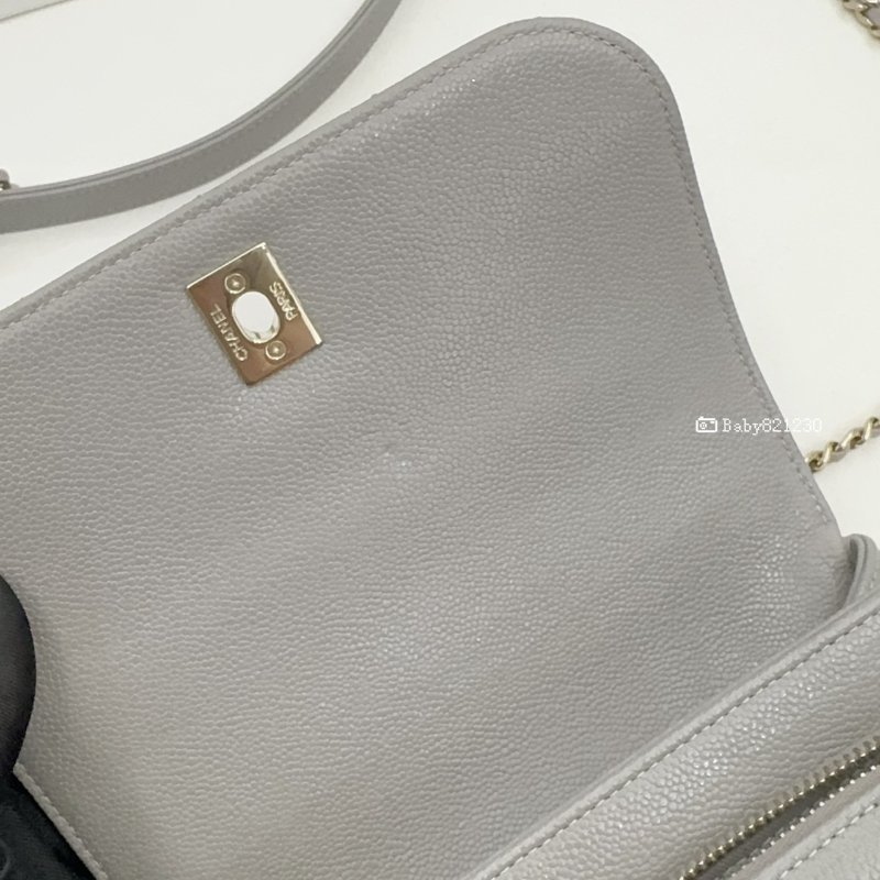 Chanel包包 灰荔枝牛皮淡金扣郵差斜背包A93749-9