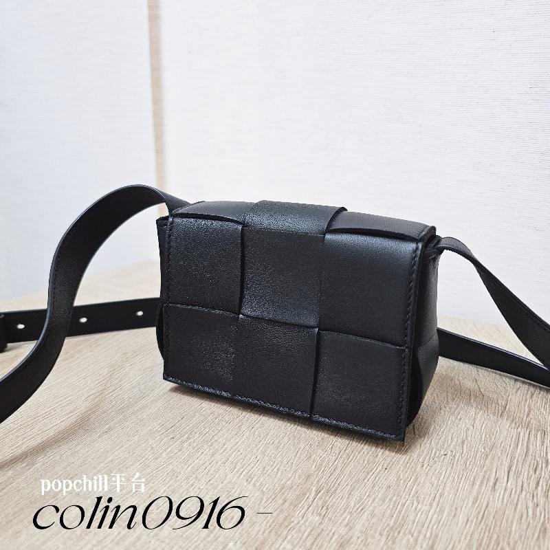 [好物甜價出❣️] BV黑皮革大編織Mini斜背卡帶包-0