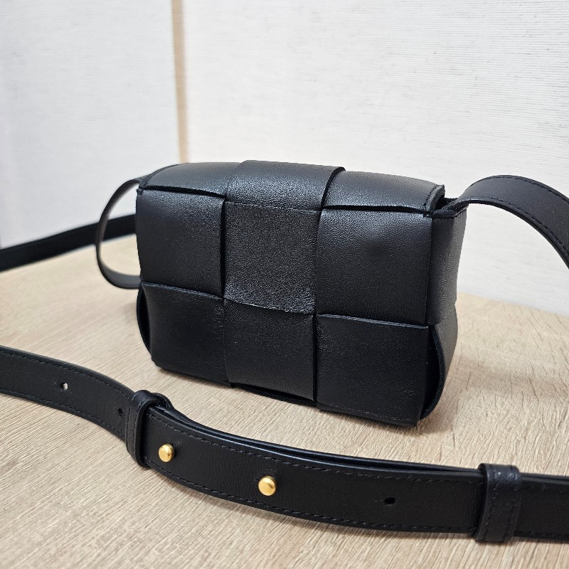 [好物甜價出❣️] BV黑皮革大編織Mini斜背卡帶包-1