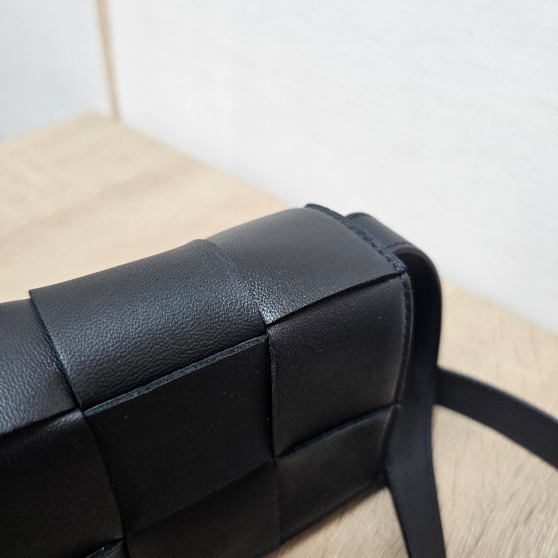 [好物甜價出❣️] BV黑皮革大編織Mini斜背卡帶包-4