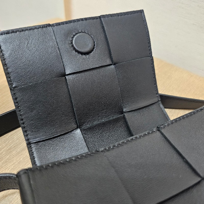 [好物甜價出❣️] BV黑皮革大編織Mini斜背卡帶包-11