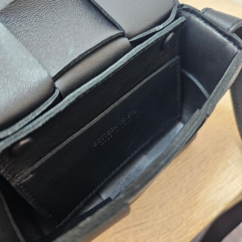 [好物甜價出❣️] BV黑皮革大編織Mini斜背卡帶包-13