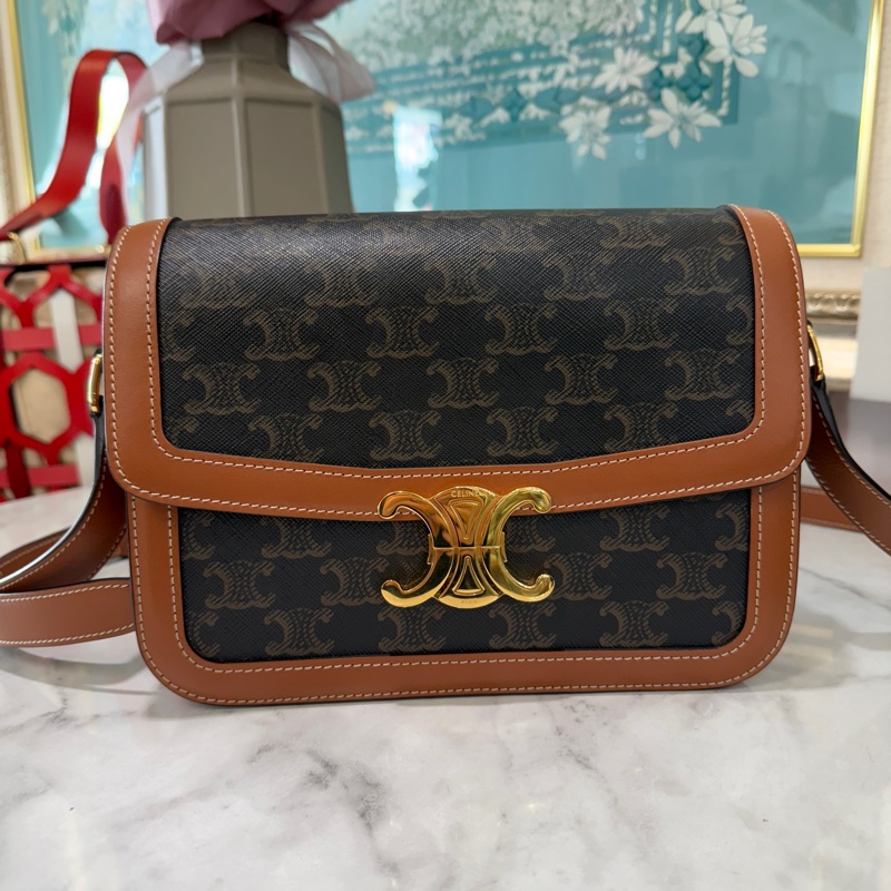 CelinePVC拼咖牛Triomphe金釦下蓋斜背包-0